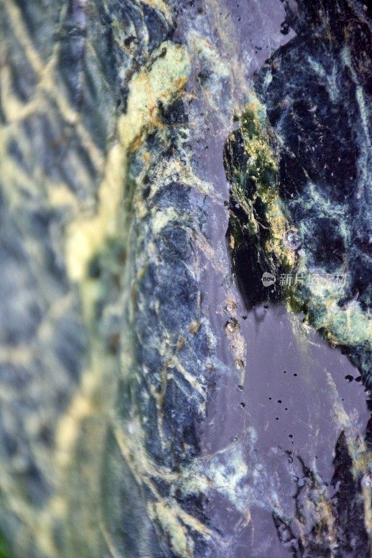 粗糙蓝色微染塔斯曼蛇纹石Pounamu或绿石