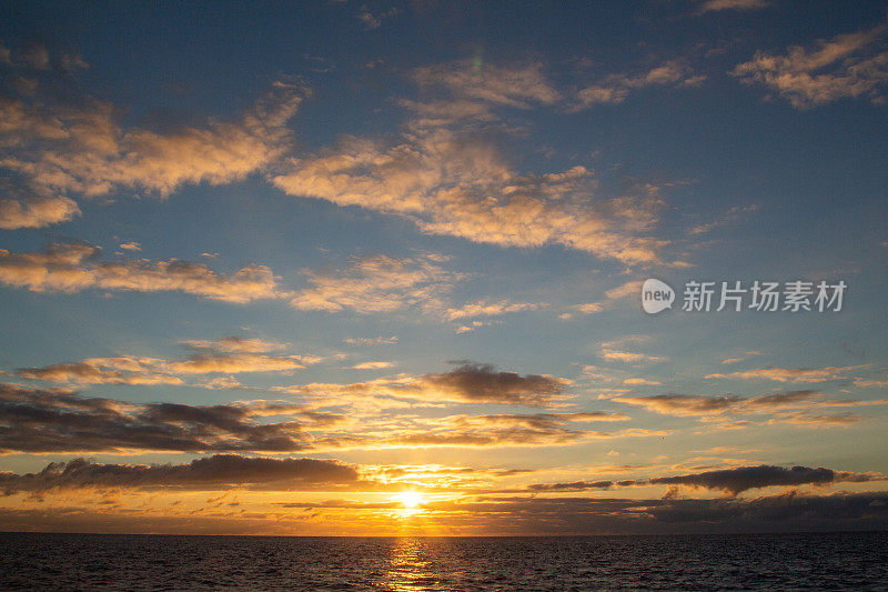 美丽的日落在热带海上