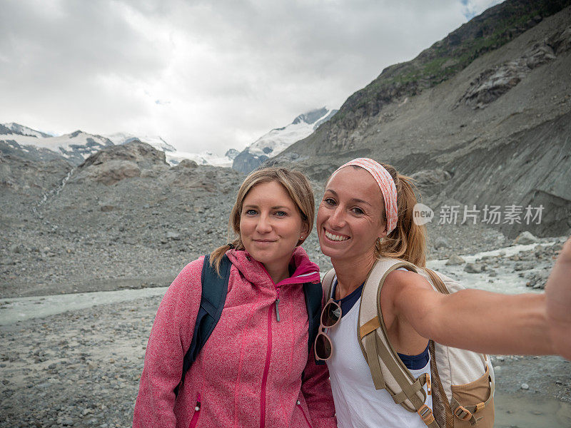 两个徒步旅行的女人在自拍全景