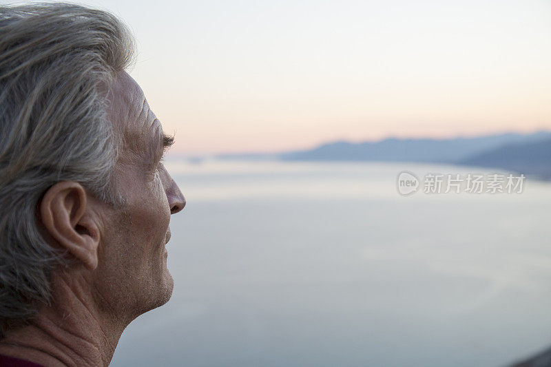 眺望地中海对岸的人