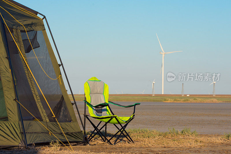 露营休息。蓝天背景下的风力发电机的涡轮机。替代能源。