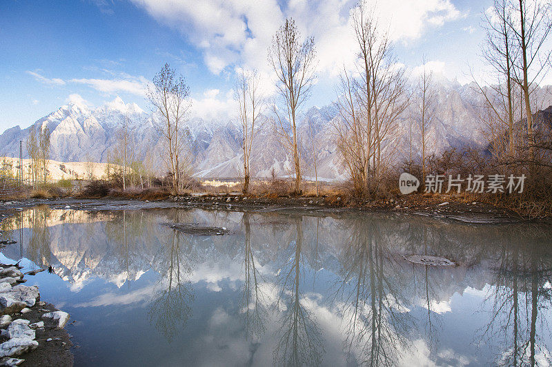 全景山景观背景在自然日落风景巴基斯坦