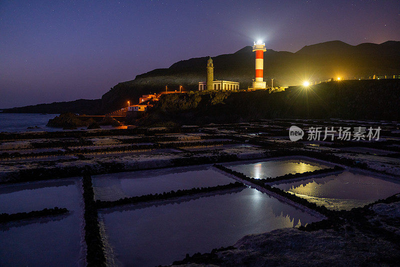 西班牙加那利群岛拉帕尔马岛夜间海盐蒸发池