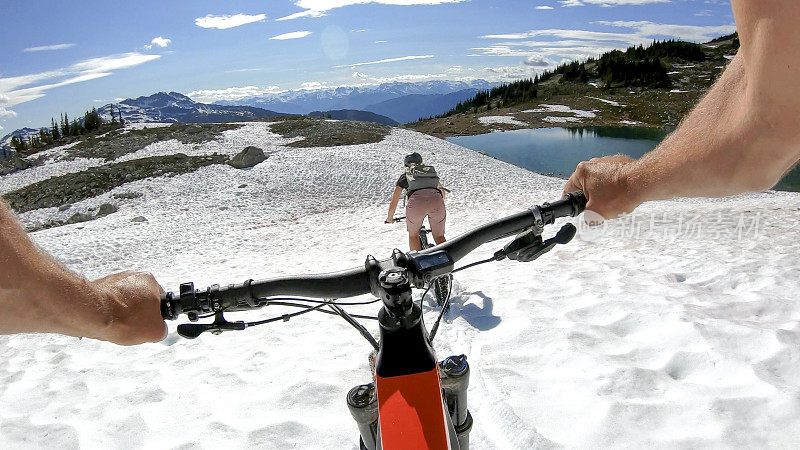 山地电动自行车从雪山斜坡上骑下来