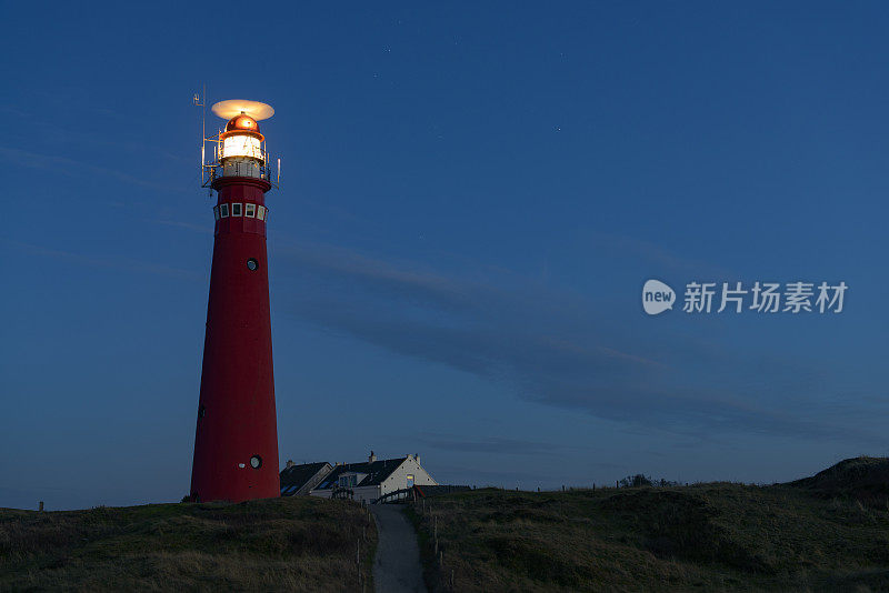 日落时分瓦登西地区席尔莫尼库格岛沙丘上的灯塔