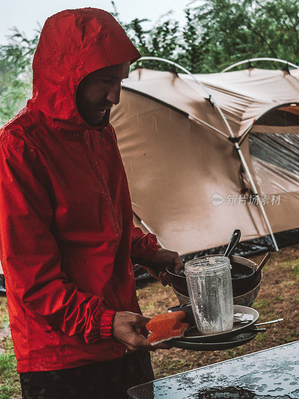 一名男子在露营和洗碗时遇上了暴风雨