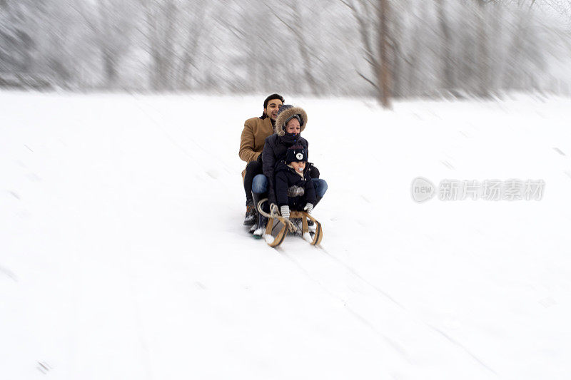 一家人乘木制雪橇下山