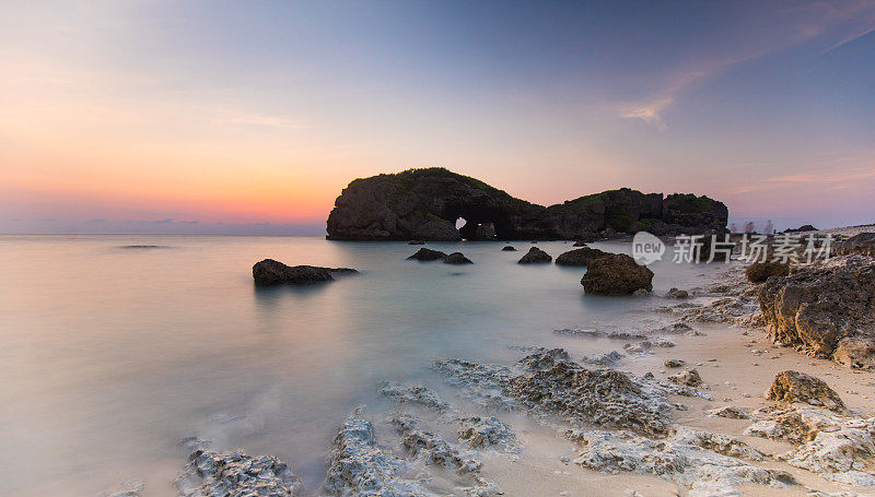 粉红色和紫色的冲绳日落海景