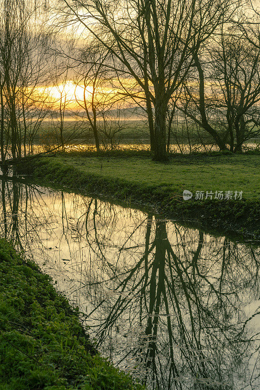 日出时的大河