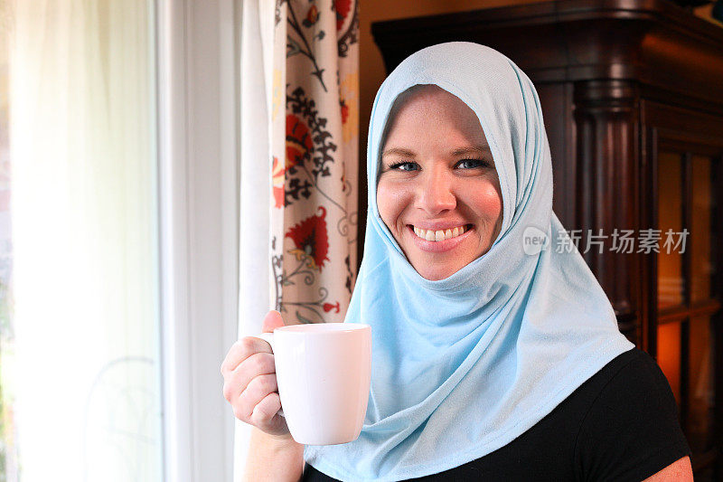 中东妇女喝茶
