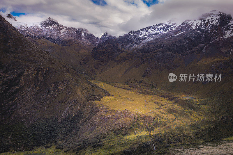 黎明时分的布兰卡峡谷——秘鲁瓦拉兹附近的安第斯山脉