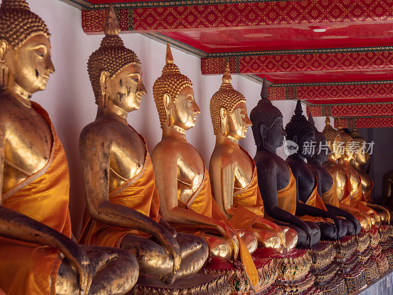 在曼谷的大皇宫里，佛像排成一行