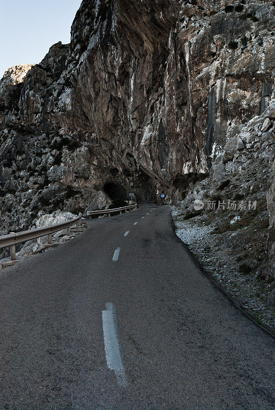 穿过马略卡岛富马特山的隧道