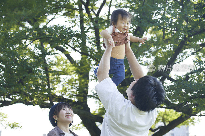 可爱的日本婴儿和家庭