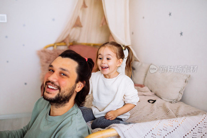 爸爸和女儿在家里玩得很开心