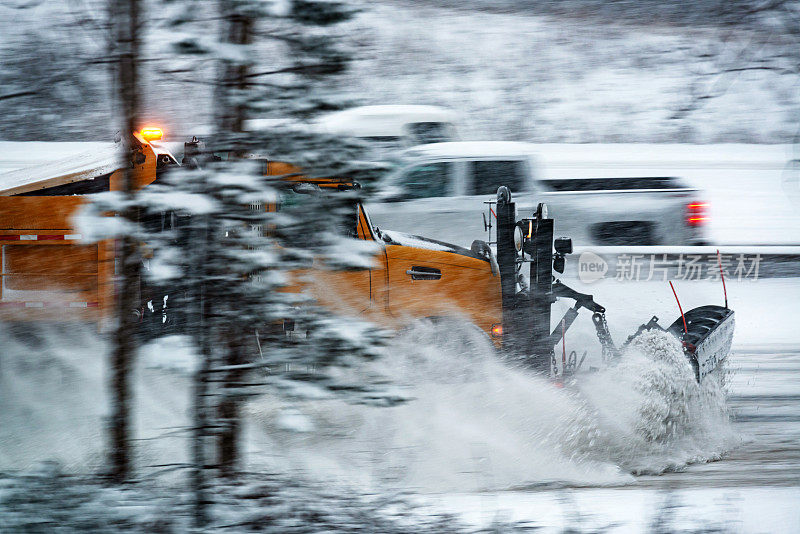 雪犁清理高速公路