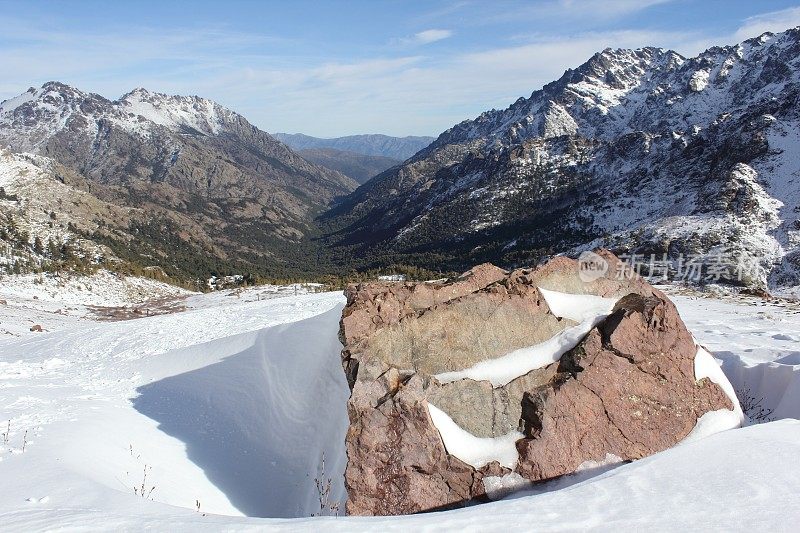 科西嘉阿斯库山谷的冬季场景