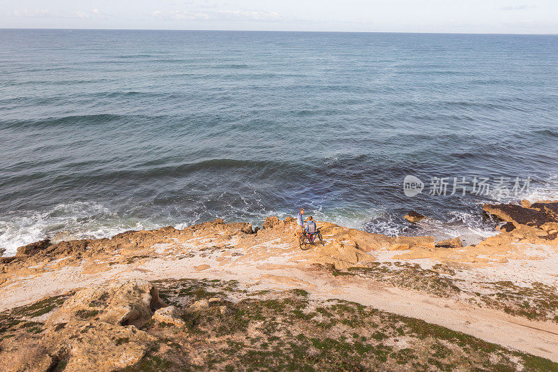 无人机拍摄的海岸线上的摩托车手