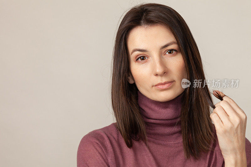 有魅力的38岁棕色头发的女人的工作室肖像