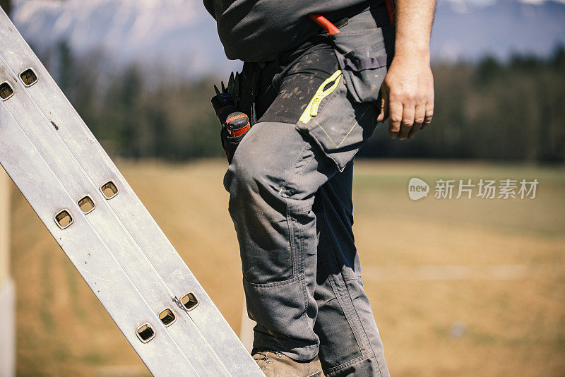 在屋顶上安装排水沟的工人