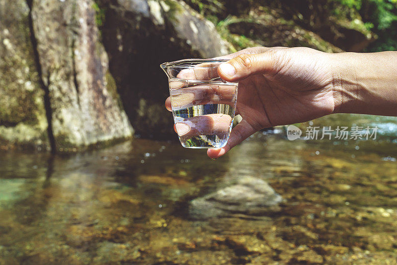 户外野餐茶，山泉水