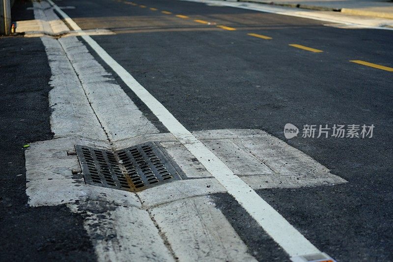 金属格栅关闭了道路