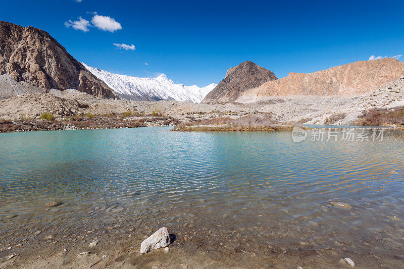 自然风景沿着阿塔巴德湖在巴基斯坦山区罕萨山谷