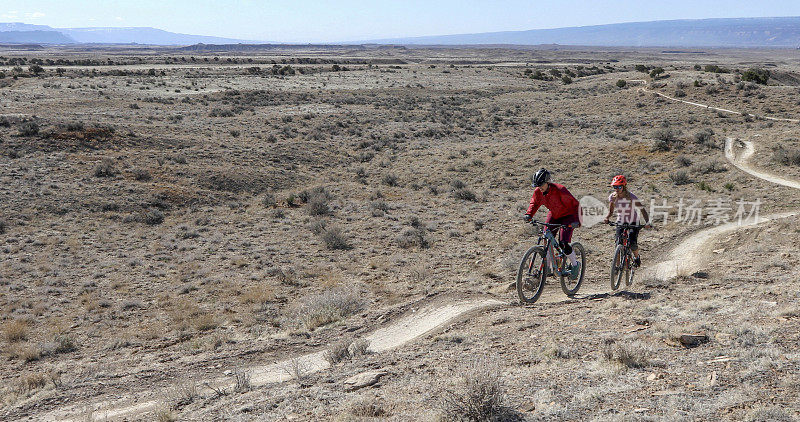 女山地自行车手沿着沙漠小径骑行