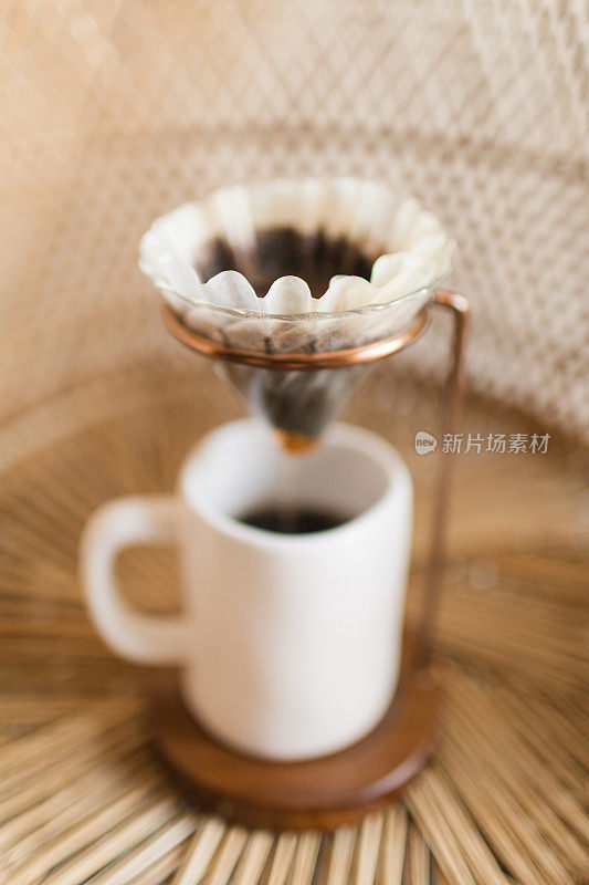 以藤条为背景的中世纪现代波西米亚风格的热咖啡