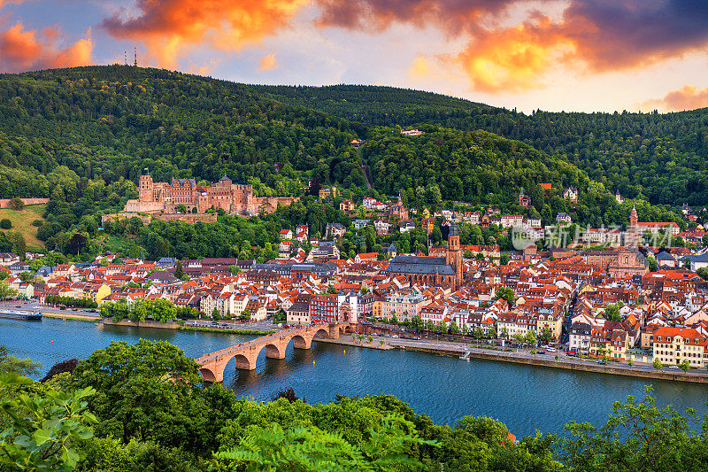 地标和美丽的海德堡镇内卡河，德国。海德堡镇拥有著名的卡尔·西奥多古桥和海德堡城堡，德国海德堡。