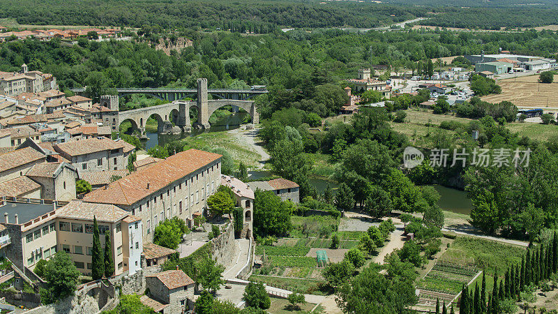 瓦片屋顶和石头墙Besalú，西班牙-鸟瞰图