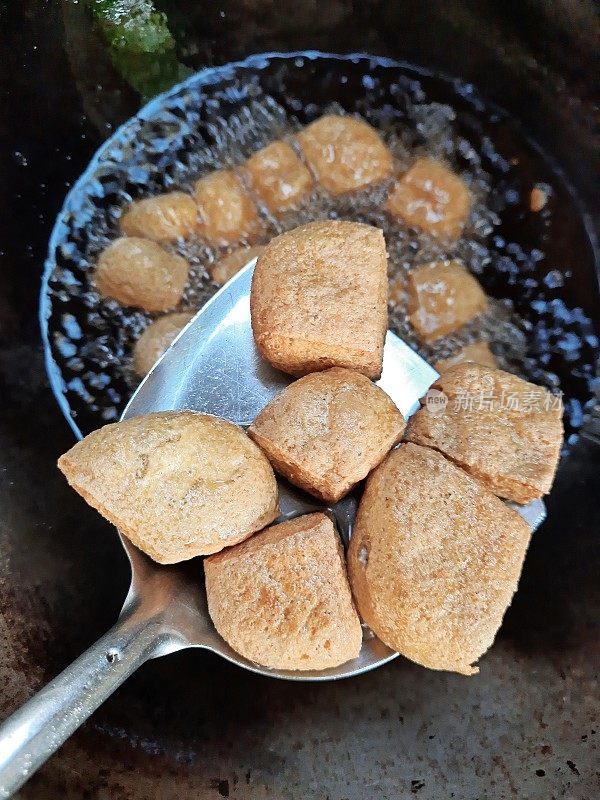 用铁锅煎豆腐。