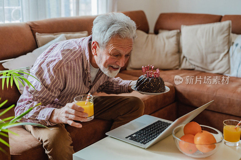 老人独自在家通过视频电话庆祝生日