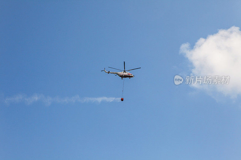 消防直升机在空中