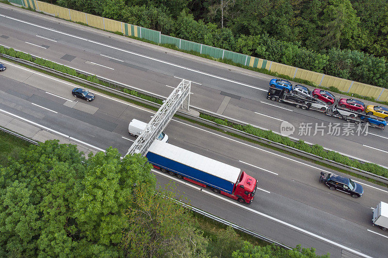 高速公路上的卡车收费系统-控制龙门，鸟瞰图