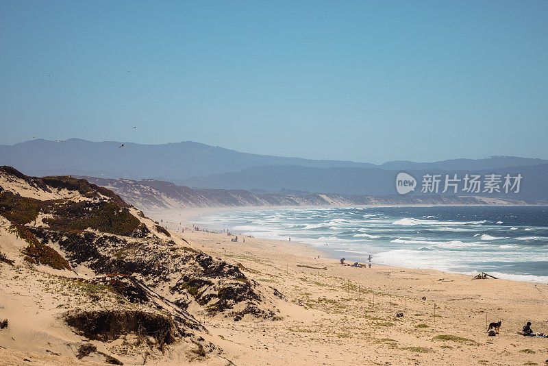 蒙特雷湾的海岸线