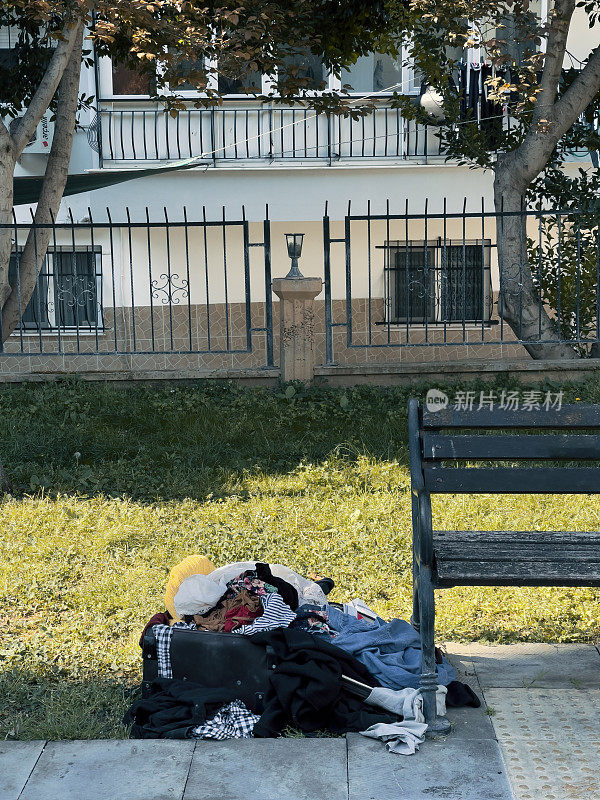 把衣服扔到公园里