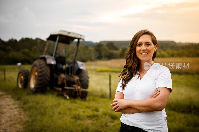 农学领域的职业妇女在拖拉机前的肖像