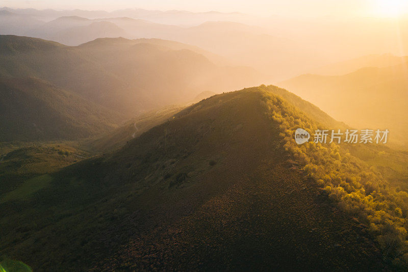 日出时山脉的风景