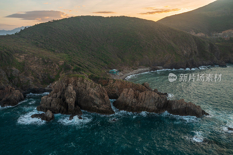 梁山在夕阳中经过