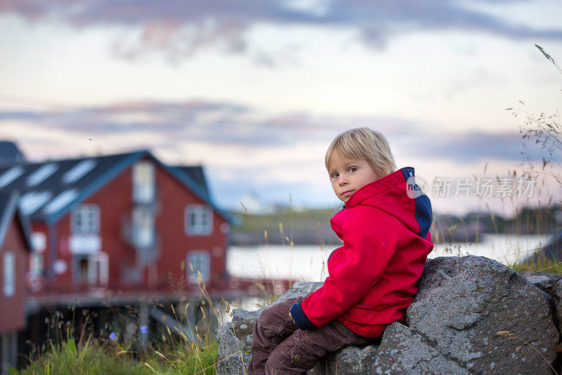 可爱的小女孩，在挪威洛弗蒂尽头的一个小村庄里欣赏风景