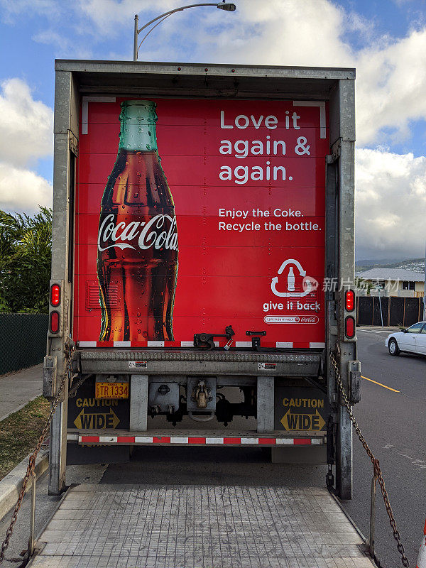 可口可乐在运货卡车的后面做了一则广告:“爱它一次又一次”