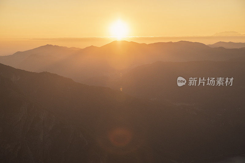 夕阳越过高山