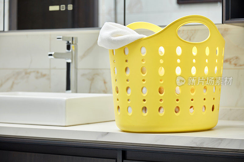 黄色的洗衣篮在洗衣架上