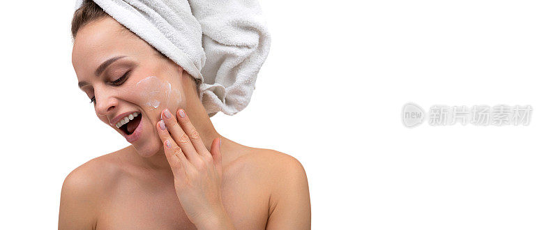 开朗的女人淋浴后，在她的脸上涂霜，皮肤护理美容程序