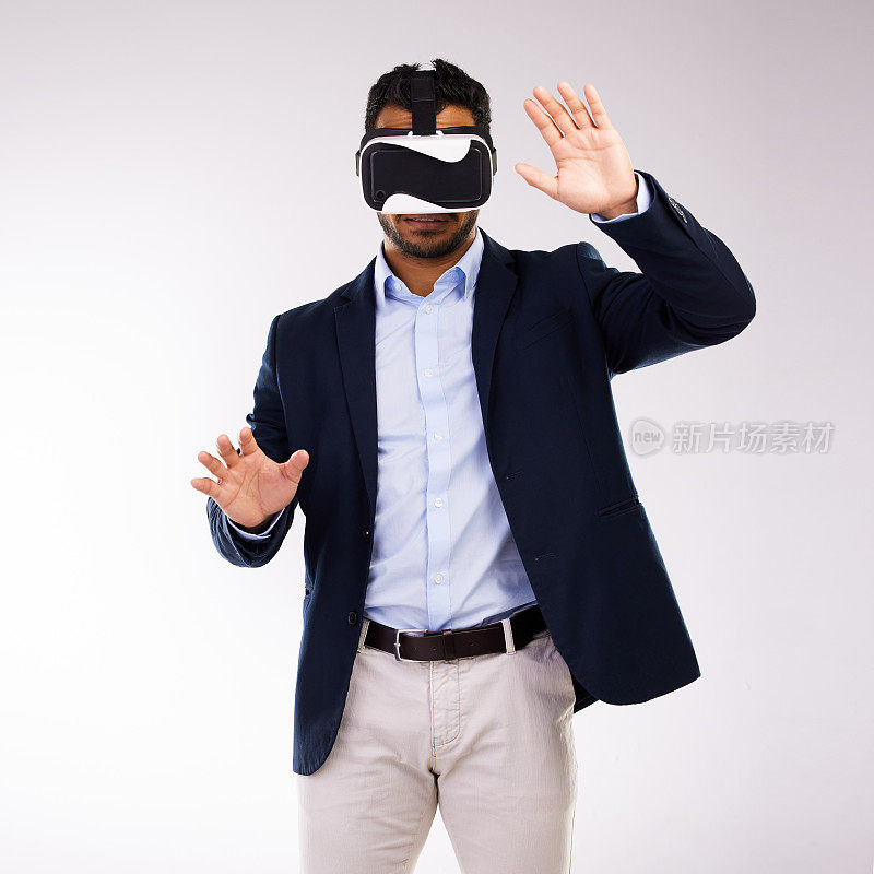 工作室拍摄的一个年轻人戴着VR耳机，背景是白色的