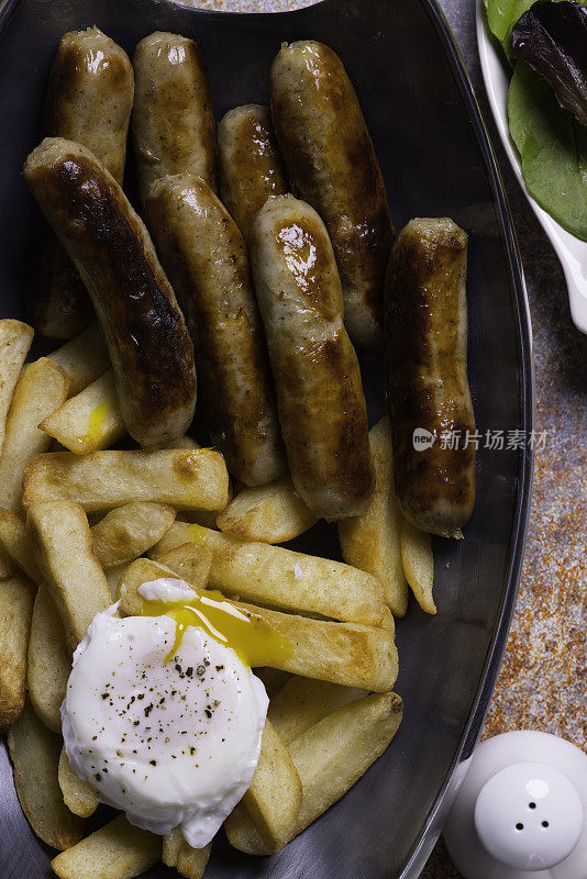 香肠、鸡蛋和薯条