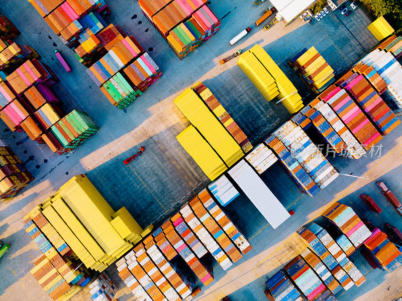 集装箱和卡车在港口的鸟瞰图。