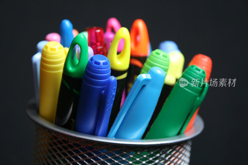 彩色马克笔，钢笔，铅笔，和荧光笔