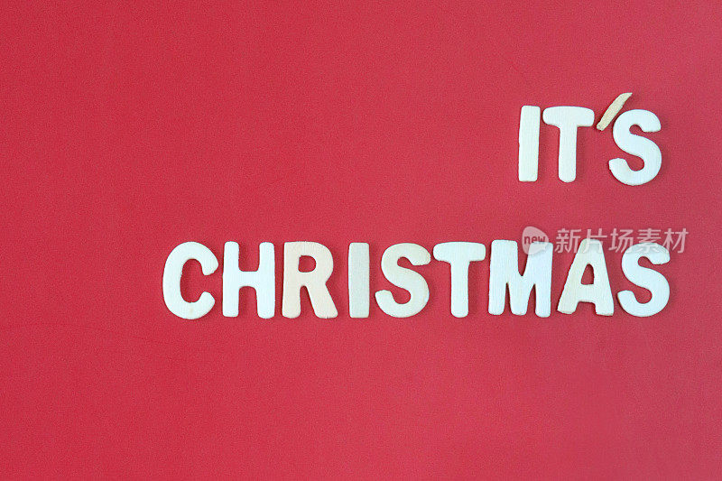 自制DIY简单的圣诞贺卡设计的图像，红色背景上的白色字母，手工制作的节日圣诞贺卡，这是圣诞节的信息